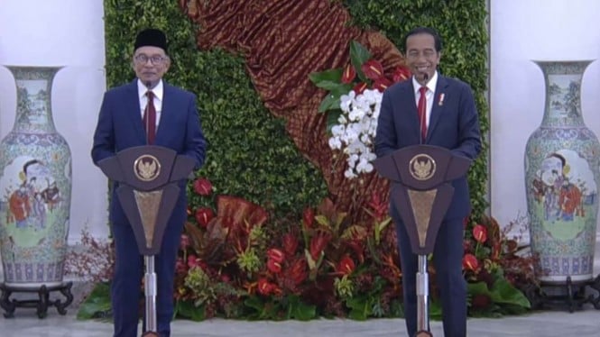 Perdana Menteri Malaysia Dato Sri Anwar Ibrahim (kiri) berbicara kepada wartawan dalam konferesi pers bersama Presiden Joko Widodo di Istana Bogor, Jawa Barat, Senin, 9 Januari 2023.