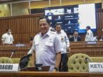 Menteri Dalam Negeri Tito Karnavian (tengah) bersiap mengikuti rapat kerja dengan Komisi II DPR di Kompleks Parlemen, Senayan, Jakarta, Rabu, 11 Januari 2023.