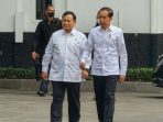Menteri Pertahanan Prabowo Subianto menyambut kedatangan Presiden Joko Widodo di Lapangan Bela Negara, Kementerian Pertahanan, Jakarta, Rabu, 18 Januari 2023, yang akan menghadiri pembukaan Rapat Pimpinan Kemhan 2023.
