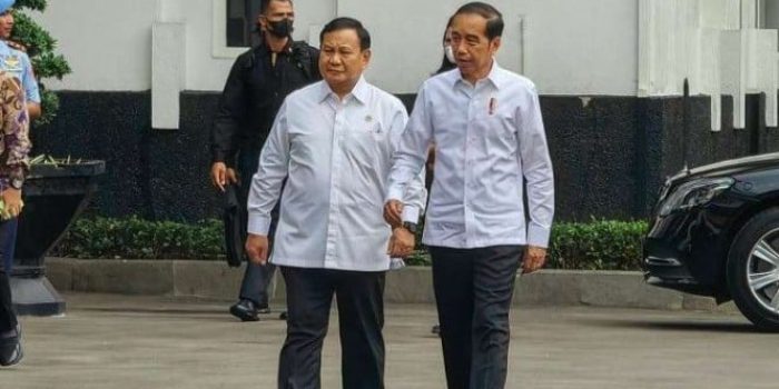 Menteri Pertahanan Prabowo Subianto menyambut kedatangan Presiden Joko Widodo di Lapangan Bela Negara, Kementerian Pertahanan, Jakarta, Rabu, 18 Januari 2023, yang akan menghadiri pembukaan Rapat Pimpinan Kemhan 2023.