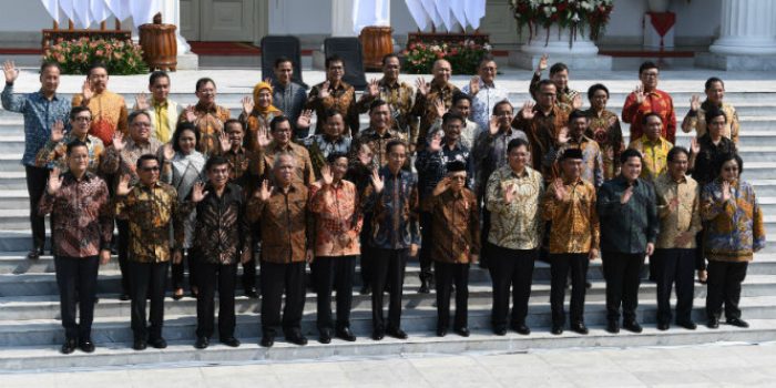 Presiden Jokowi  dan Wapres Maruf Amin bersama para menteri Kabinet Indonesia Maju
