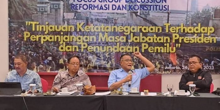 Aktivis Jumhur Hidayat (dua dari kanan) dan praktisi hukum Denny Indrayana.