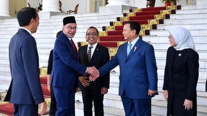 Menhan Prabowo Subianto (dua dari kanan) dan PM Malaysia Anwar Ibrahim.