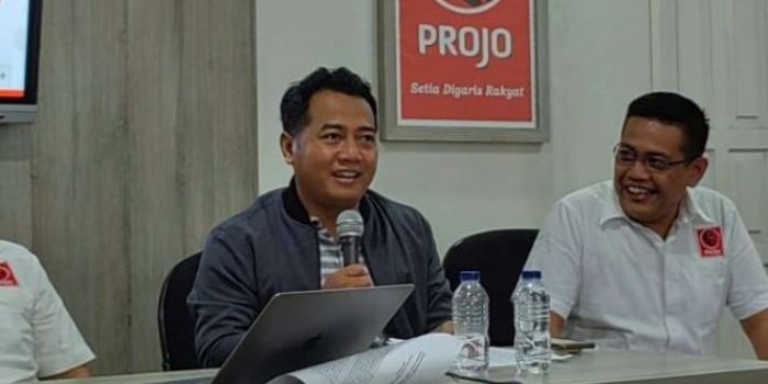Pengamat politik Adi Prayitno (tengah) saat konferensi pers "Selamatkan Jokowi, Tolak Penundaan Pemilu" di Kantor DPP Projo, Jakarta, Rabu, 28 Desember 2022.