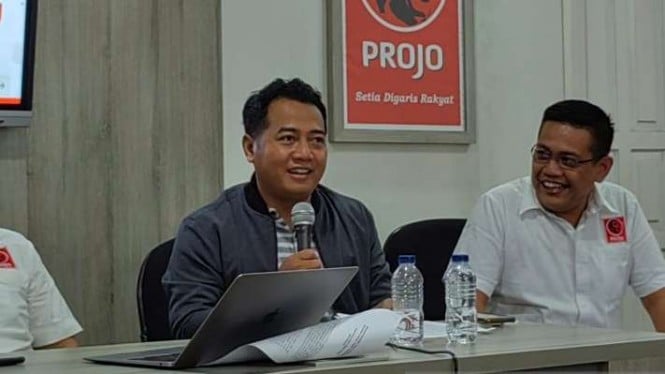Pengamat politik Adi Prayitno (tengah) saat konferensi pers "Selamatkan Jokowi, Tolak Penundaan Pemilu" di Kantor DPP Projo, Jakarta, Rabu, 28 Desember 2022.