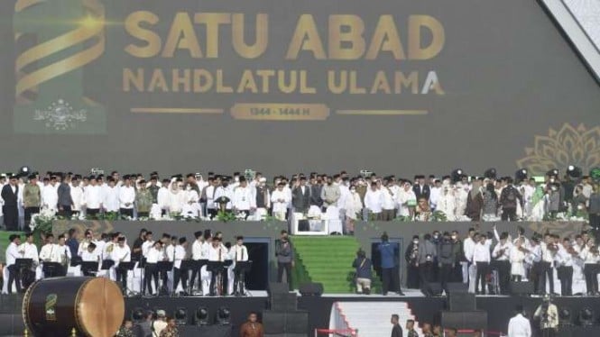 Presiden Joko Widodo (tengah) didampingi Wakil Presiden Ma'ruf Amin menyapa peserta Resepsi Puncak Satu Abad Nahdlatul Ulama di Stadion Gelora Delta Sidoarjo, Jawa Timur, Rabu, 7 Februari 2023.