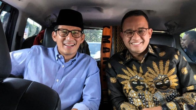 Gubernur DKI Jakarta, Anies Baswedan (kanan) bersama Sandiaga Uno