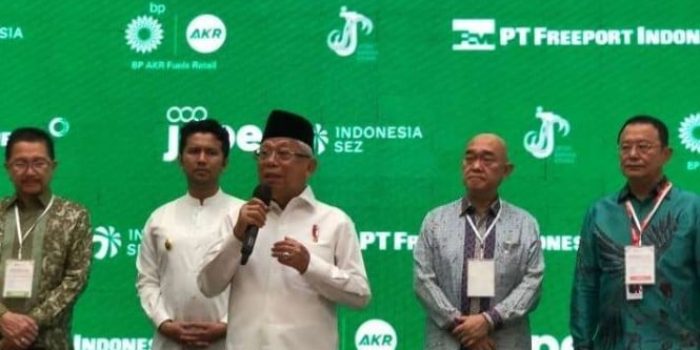 Wakil Presiden Maruf Amin saat meninjau Kawasan Ekonomi Khusus Industri Java Integrated dan Industrial Port Estate di Kabupaten Gresik, Jawa Timur, Selasa, 7 Februari 2023.