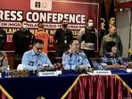 Pejabat Mabes Polri dan Polda Bali serta Imigrasi Bali mengumumkan penyerahan WNA buronan Interpol berinisial AS (baris belakang tiga kiri) saat jumpa pers di Kantor Imigrasi Ngurah Rai, Badung, Bali, Minggu, 19 Februari 2023.