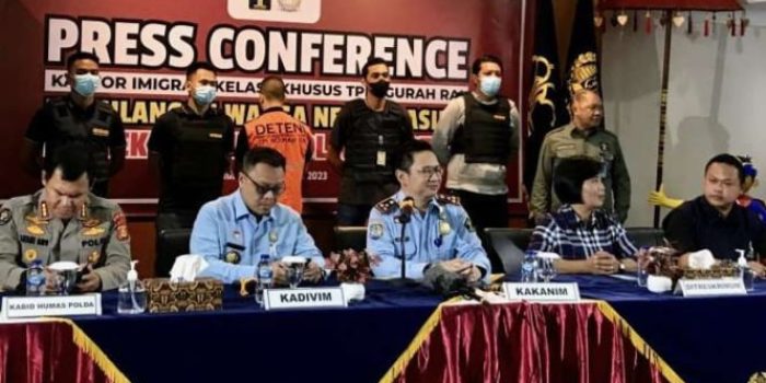 Pejabat Mabes Polri dan Polda Bali serta Imigrasi Bali mengumumkan penyerahan WNA buronan Interpol berinisial AS (baris belakang tiga kiri) saat jumpa pers di Kantor Imigrasi Ngurah Rai, Badung, Bali, Minggu, 19 Februari 2023.