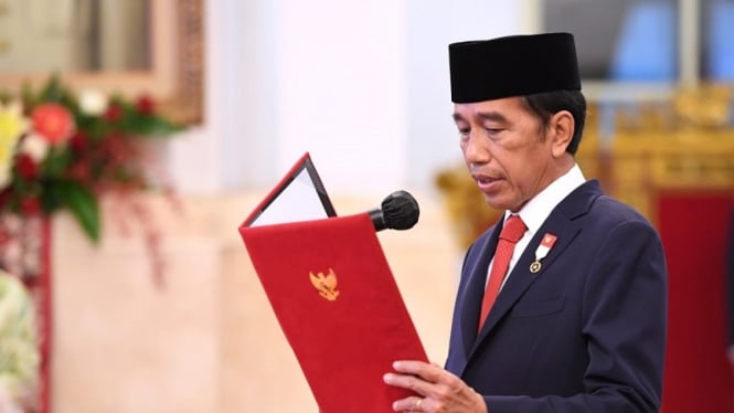Presiden Jokowi saat melantik lima orang Anggota DKPP unsur tokoh masyarakat (Foto ilustrasi)