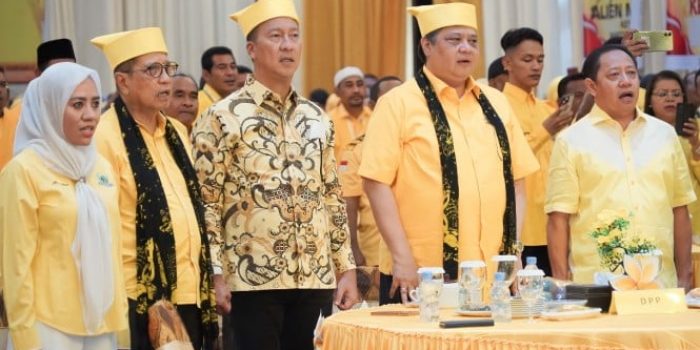 Ketua Umum DPP Golkar Airlangga Hartarto (dua dari kanan) di Ternate.