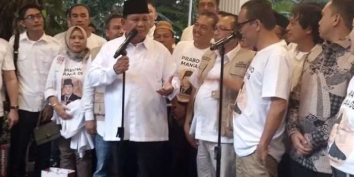 Ketua Umum Partai Gerindra Prabowo Subianto bersama Ketua Umum Jokowi Mania Immanuel Ebenezer memberikan keterangan pers di kediaman Prabowo, Jalan Kartanegara, Jakarta, Kamis, 16 Februari 2023.