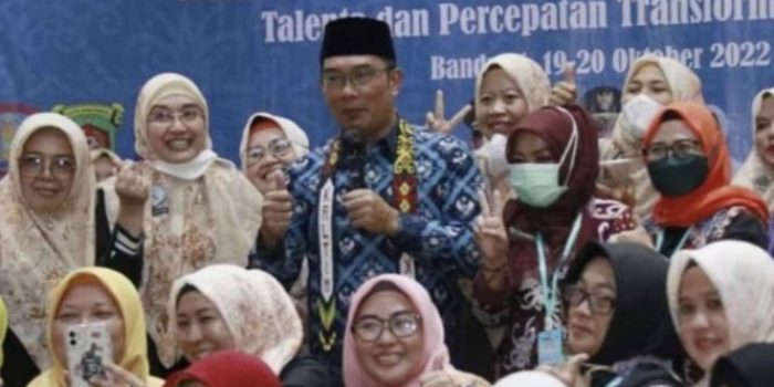 Gubernur Jawa Barat Ridwan Kamil bersama para pegawai Pemerintah Provinsi Kalima