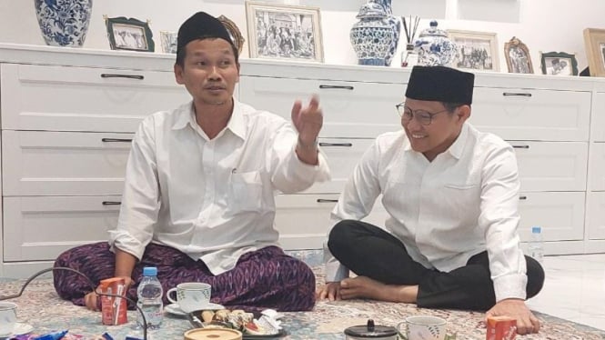 Gus Baha bertemu dengan Ketum PKB Muhaimin Iskandar alias Cak Imin (kanan).