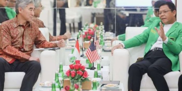 Pelaksana Tugas Ketum PPP Muhammad Mardiono (kiri) bertemu Duta Besar Amerika Serikat untuk Indonesia Sung Yong Kim (kanan) di kantor pusat PPP, Jakarta, Kamis, 2 Maret 2023.