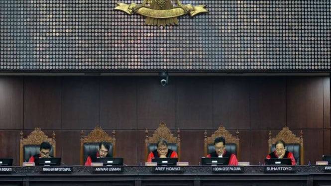 Para hakim di Mahkamah Konstitusi melakukan sidang di MK