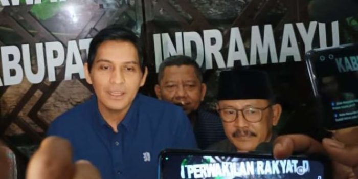 Ketua DPRD Kabupaten Indramayu Saefudin (kanan) bersama Wakil Bupati Indramayu Lucky Hakim (kiri) memberi keterangan kepada media di Indramayu, Selasa, 28 Februari 2023.