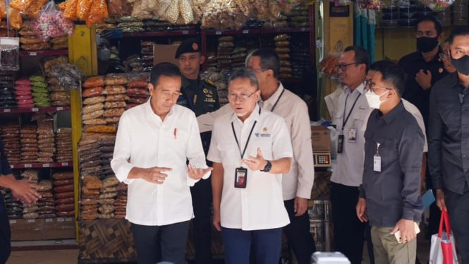 Presiden Jokowi bersama Menteri Perdagangan Zulkifli Hasan blusukan ke pasar