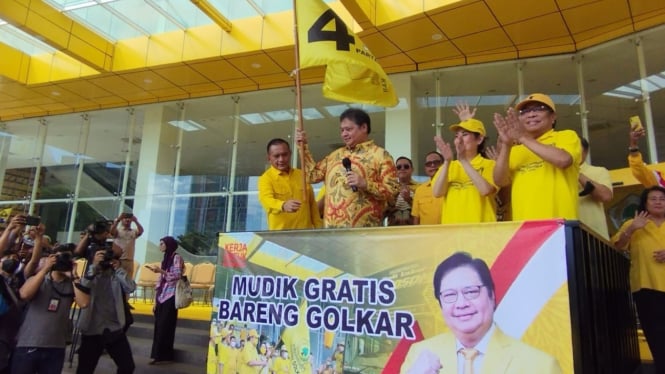 Ketum Golkar Airlangga Hartarto saat lepas mudik gratis di kantor DPP Golkar.