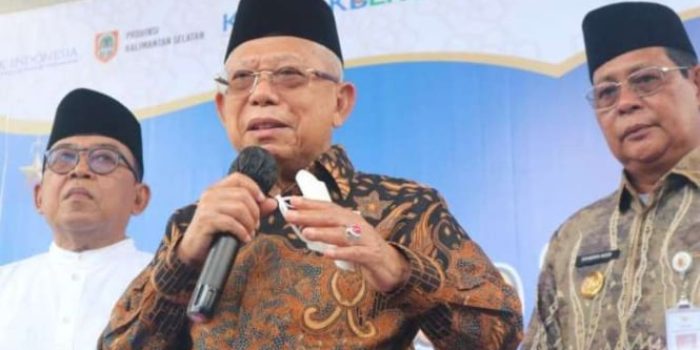 Wakil Presiden Maruf Amin memberikan keterangan pers kepada wartawan di Banjarmasin, Kalimantan Selatan, Selasa, 11 April 2023.