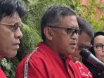 Sekretaris Jenderal PDIP Hasto Kristiyanto memberi keterangan kepada wartawan di kantor pusat PDIP, Jakarta Pusat, Kamis, 27 April 2023.