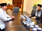 Presiden Joko Widodo berbincang empat mata dengan Menteri Pertahanan Prabowo Subianto di kediaman pribadi di Surakarta, Jawa Tengah, Sabtu (22/4/2023).