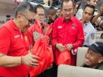 Sekjen PDIP Hasto Kristiyanto saat melepas mudik gratis di Stasiun Pasar Senen.