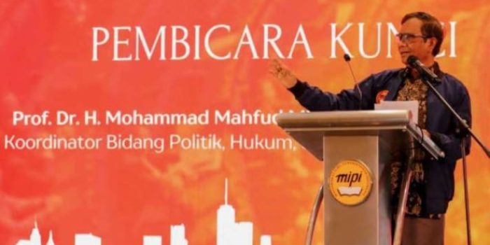 Menteri Koordinator Bidang Politik, Hukum, dan Keamanan Mahfud MD memberikan pidato kunci saat acara peluncuran buku Etika Pemerintahan oleh Masyarakat Ilmu Pemerintahan Indonesia (MIPI) di Jakarta, Jumat, 5 Mei 2023.