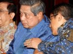 Anas Urbaningrum berbicara dengan SBY di sela-sela silaturahmi Demokrat