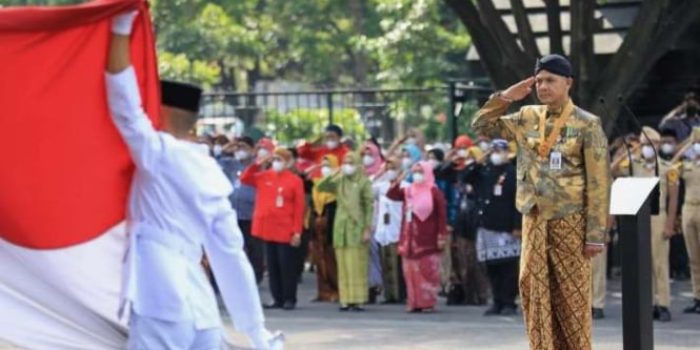 Gubernur Jawa Tengah Ganjar Pranowo saat menjadi inspektur upacara pada Peringatan Hari Pendidikan Nasional di Semarang, Jawa Tengah, Selasa, 2 Mei 2023.