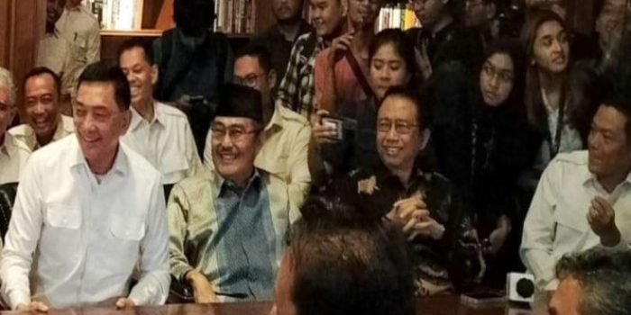 Jimly Asshiddiqie dan Marzuki Alie mendampingi Prabowo Subianto.