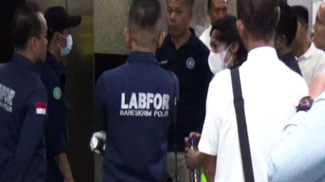 Tim Labfor Polda Sumut saat melakukan olah TKP di lift Bandara Kualanamu.