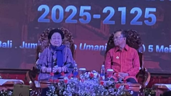 Presiden kelima RI Megawati Soekarnoputri (kiri) memberi paparan dalam seminar bertajuk “Haluan Pembangunan Bali Masa Depan, 100 Tahun Bali Era Baru”, di Badung, Bali, Jumat, 5 Mei 2023.