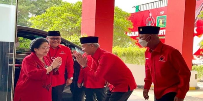 Ketua Umum PDIP Megawati Soekarnoputri disambut Ganjar di kantor DPP PDIP