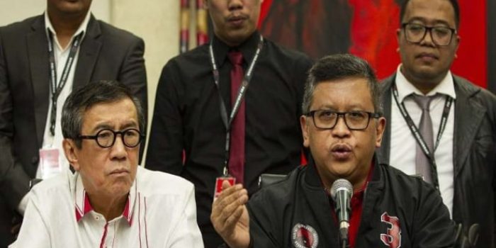 Sekjen PDIP Hasto Kristiyanto didampingi Ketua DPP Bidang Hukum Yasonna Laoly