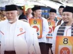 Ketua DPW PKS Sumbar Mahyeldi memimpin rombongan pendaftaran caleg PKS di Sumbar