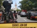 Polisi berjaga di lokasi ledakan bom di depan Gereja Katedral Makassar. (Ilustrasi)