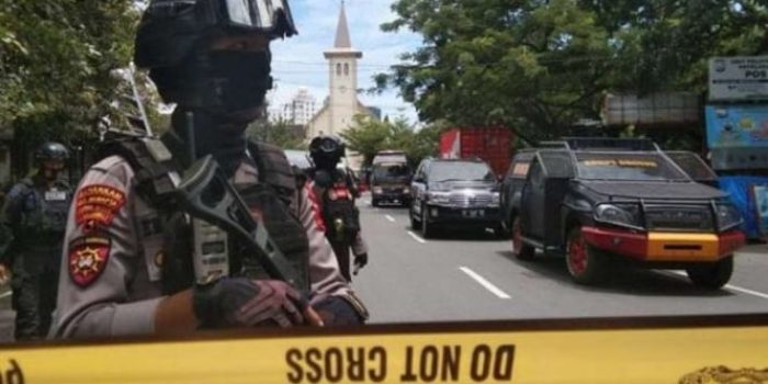 Polisi berjaga di lokasi ledakan bom di depan Gereja Katedral Makassar. (Ilustrasi)