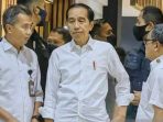 Presiden RI Joko Widodo (tengah) berbincang dengan Deputi Bidang Protokol, Pers, dan Media Sekretariat Presiden Bey Machmudin (kiri) di sela-sela kunjungan ke Mal Sarinah, Jakarta Pusat, Kamis, 4 Mei 2023.