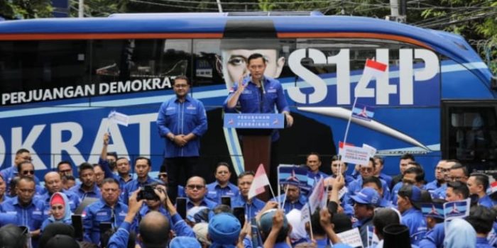 Ketum Partai Demokrat Agus Harimurti Yudhoyono (AHY) dan para kader Demokrat.