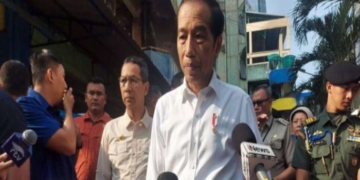 Presiden Joko Widodo memberikan keterangan pers usai mengunjungi Pasar Palmerah.